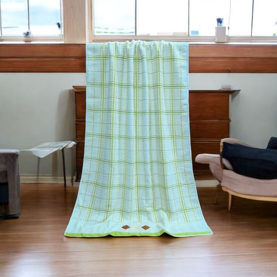 Vibrant Checkered Soft Bath Towel এর ছবি